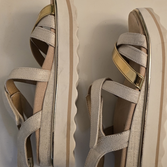 VIONIC Size 6.5 Women's Gold and Cream Sandal - Picture 6 of 7